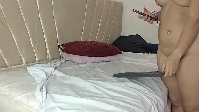 aly_n_sebas's cam snapshot