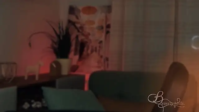 MissBeverlyMills live sex cam