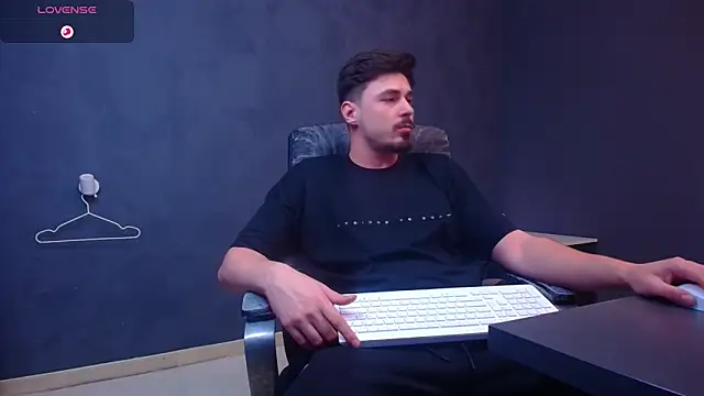 EnzoRace live sex cam