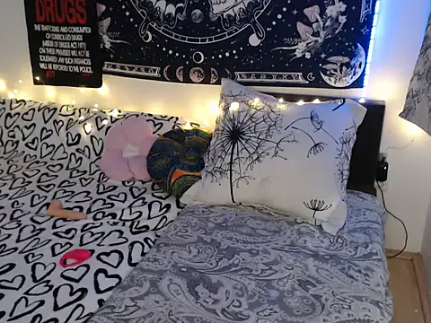 AlienforTwenty live sex cam