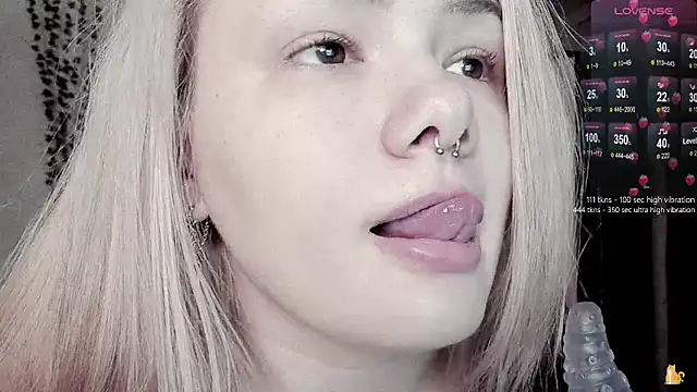 strawberry_elfcat's cam snapshot