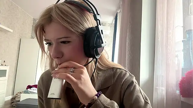 LadyFoxLove's cam snapshot