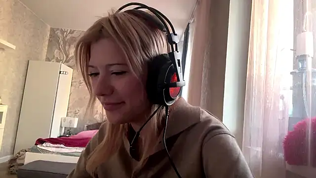 LadyFoxLove's cam snapshot