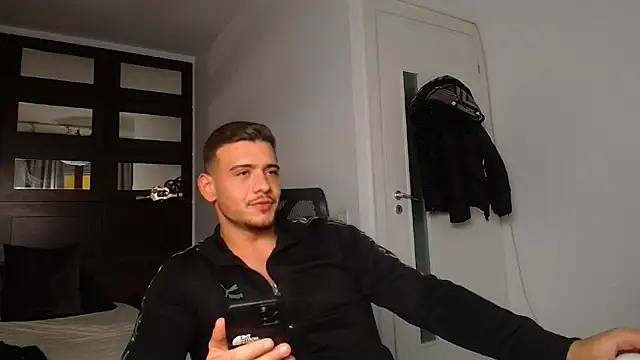 ElijahThorne live sex cam