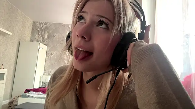 LadyFoxLove's cam snapshot