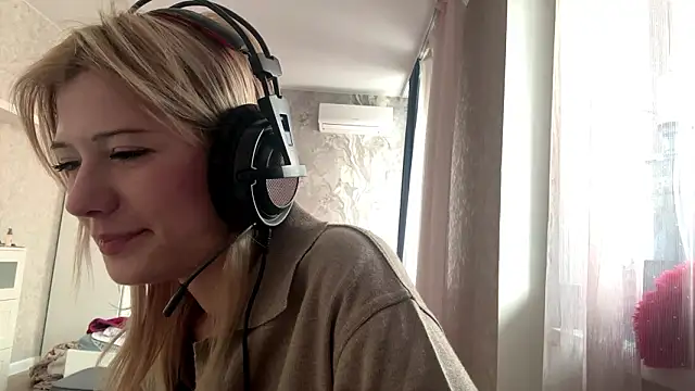 LadyFoxLove's cam snapshot