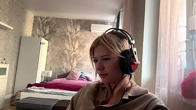 LadyFoxLove's cam snapshot