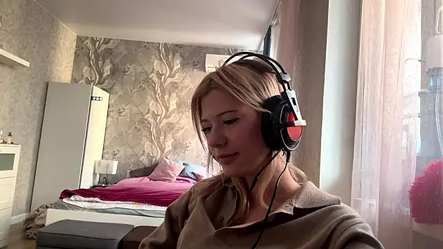 LadyFoxLove's cam snapshot