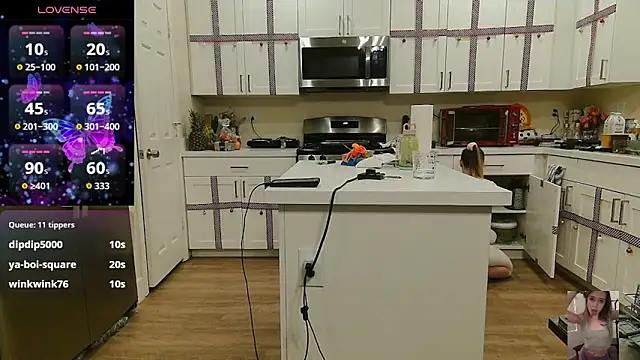 Blondiewithanass live sex cam