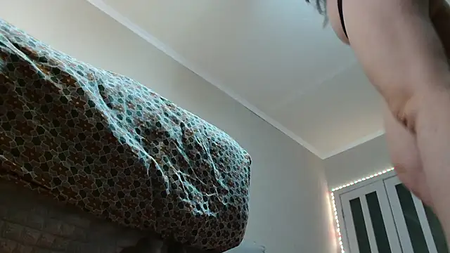 KiraGoldens live sex cam