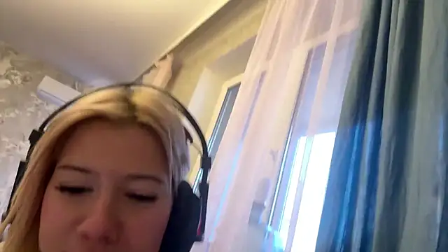 LadyFoxLove's cam snapshot