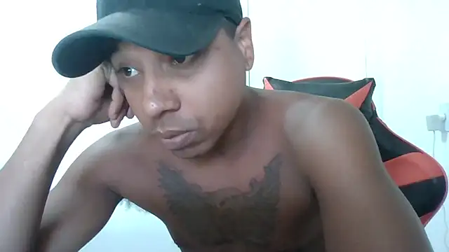 JUNINHOLEKEJR live sex cam