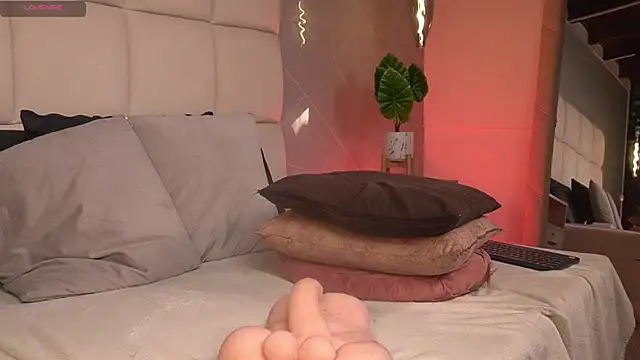 SaraMonroe1 live sex cam