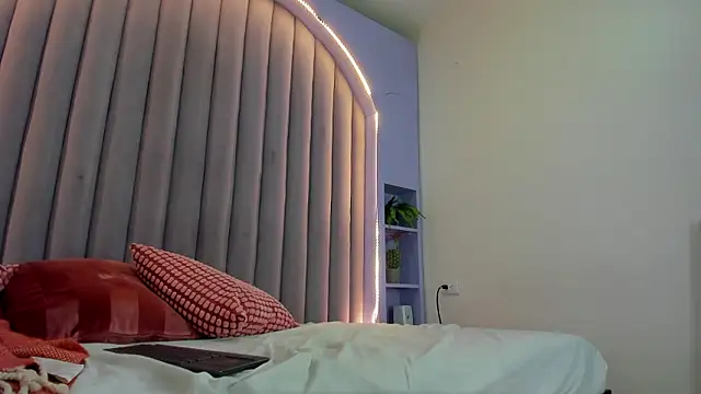 ChloeeMiller__'s cam snapshot