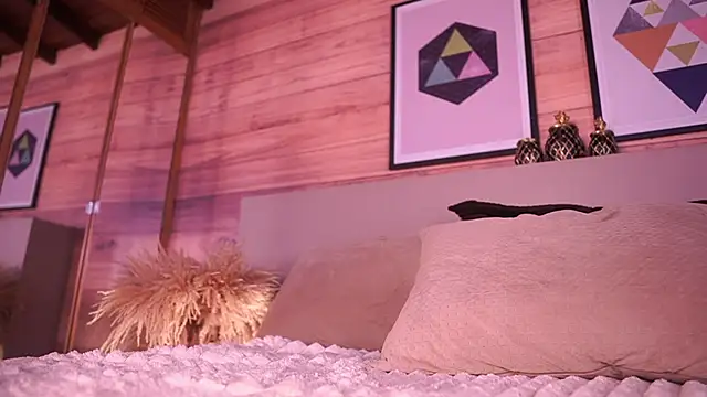 IzzyWild live sex cam