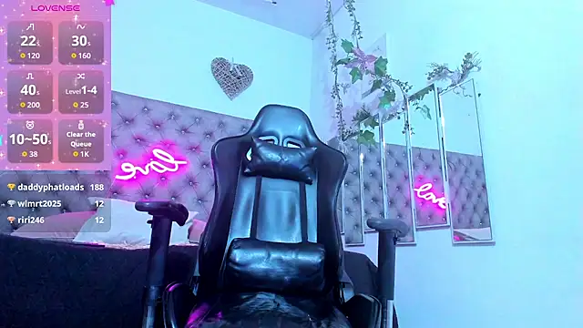 Naomii_Viper's cam snapshot