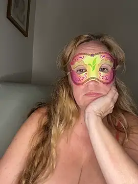 largeboobies30's cam snapshot