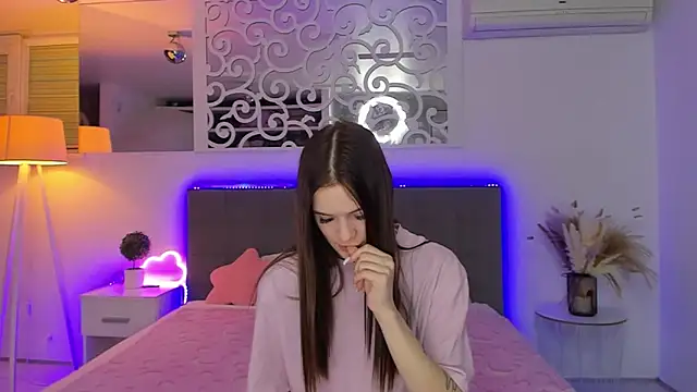 LuisaClover's cam snapshot