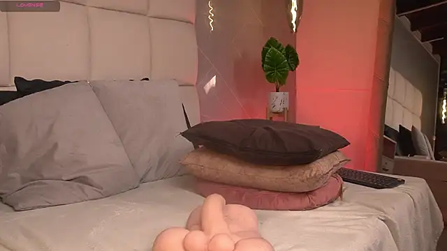 SaraMonroe1 live sex cam