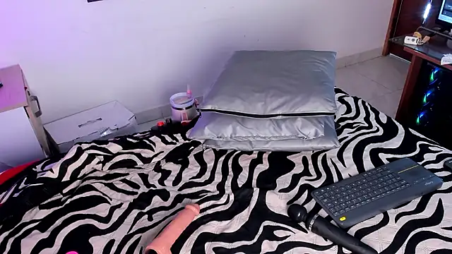 Lola_Blondie's cam snapshot