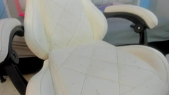 mask_red_girl's cam snapshot