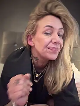 blondebitch2 live sex cam