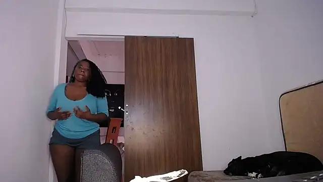 yselahot's cam snapshot