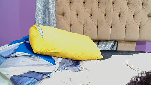 YELLOWBUSTYMELLONS's cam snapshot