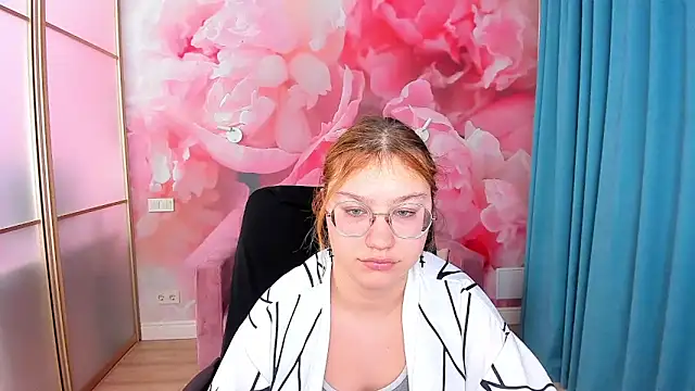 AngelinaLow's cam snapshot