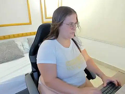 bella_fernand's cam snapshot