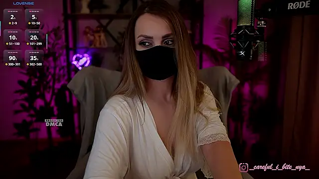 careful_i_bite_nya live sex cam