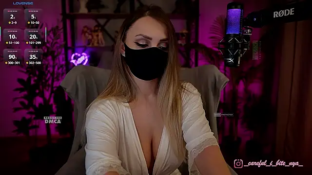 careful_i_bite_nya live sex cam