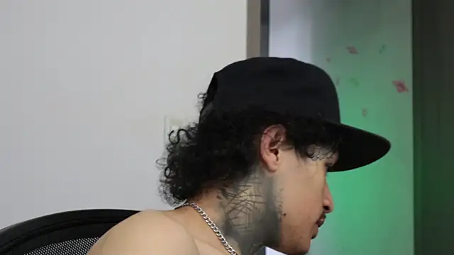 trieone live sex cam