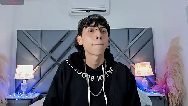 Milan_LewisS live sex cam