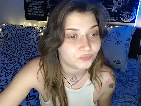 AlienforTwenty live sex cam