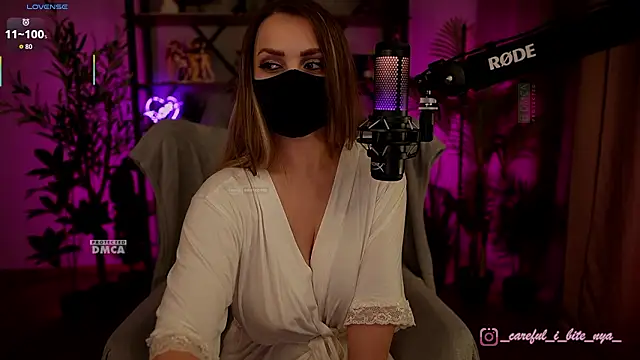 careful_i_bite_nya live sex cam