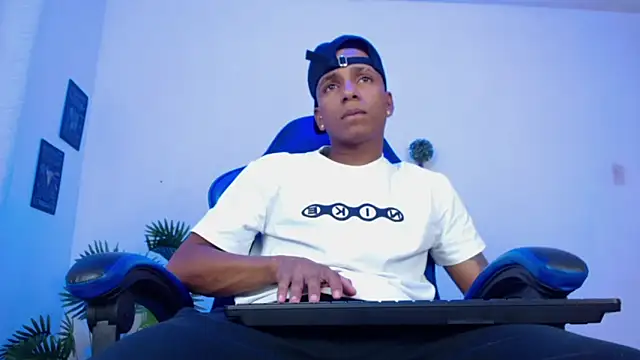 ostinn18 live sex cam