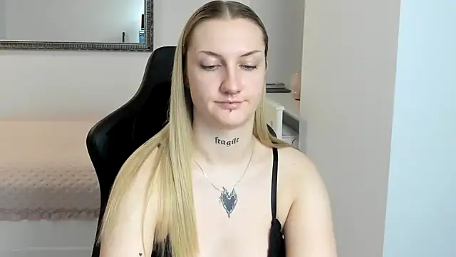 AlexaTease's cam snapshot