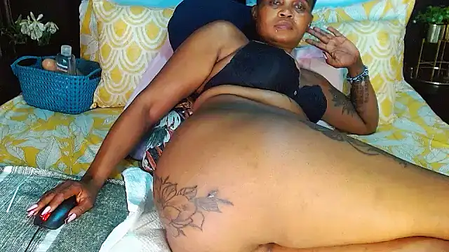 NaughtyLuux10's cam snapshot