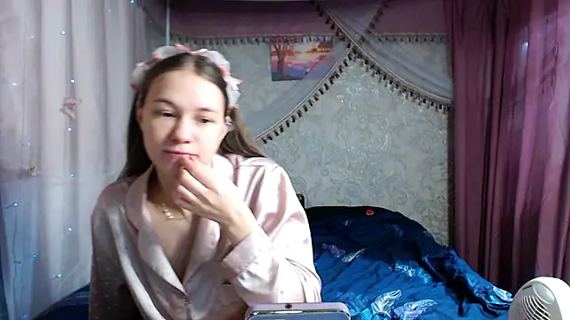 leila_bambi_'s cam snapshot