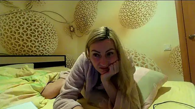 Yourrealgirl's cam snapshot