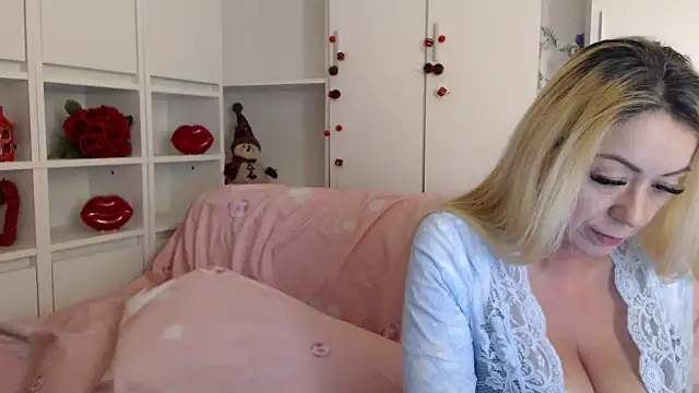 _karolynesyera_'s cam snapshot