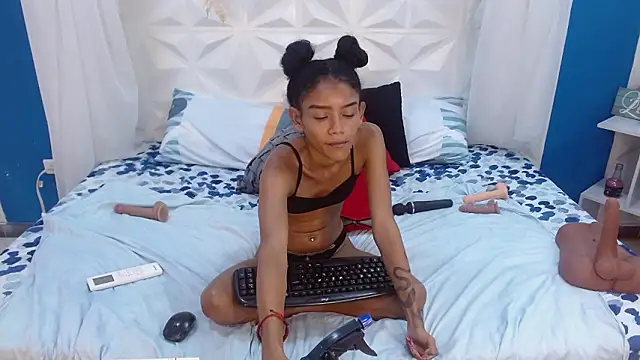 adisson_petite1's cam snapshot