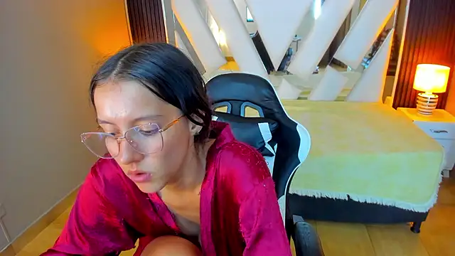 Linda4Petite's cam snapshot