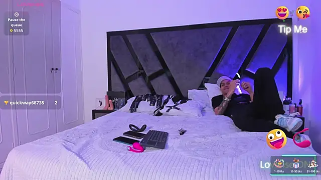 DerryAndIzzy's cam snapshot