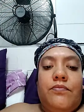 2Juicy_pussy's cam snapshot