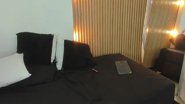 Laura_Miller1's cam snapshot