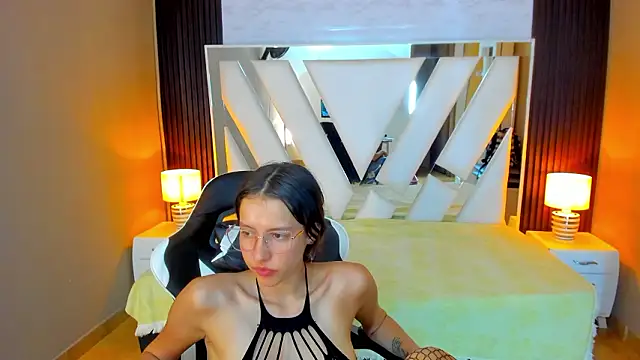 Linda4Petite's cam snapshot