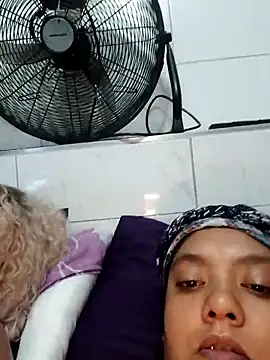 2Juicy_pussy's cam snapshot