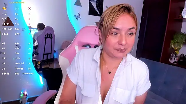 luciamature_'s cam snapshot